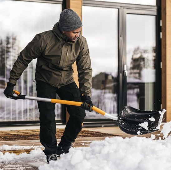 Zhŕňač na sneh X-series FISKARS, zahnutý