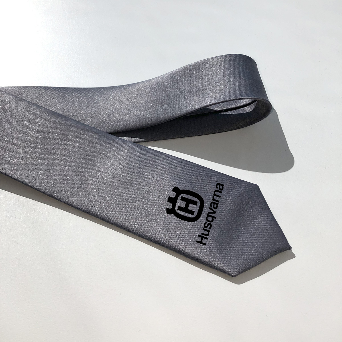 Husqvarna úzka kravata