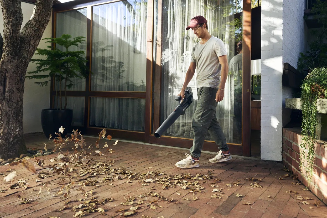 Akumulátorový fúkač lístia Husqvarna Aspire™ B8X-P4A (s akumulátorom a nabíjačkou)