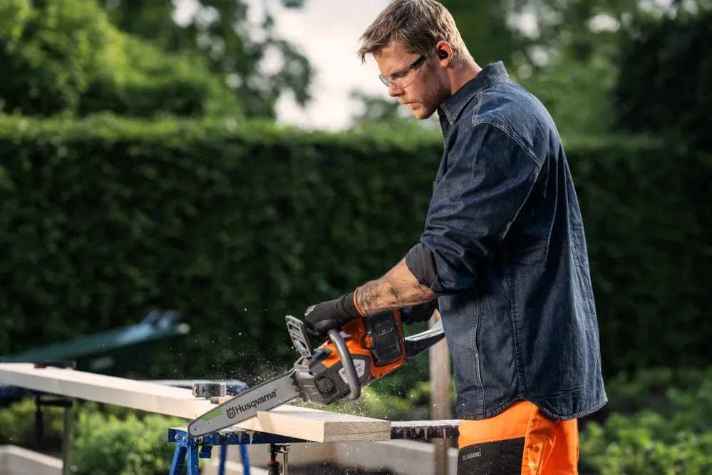 Akumulátorová píla Husqvarna 215i (vrátane akumulátora a nabíjačky)