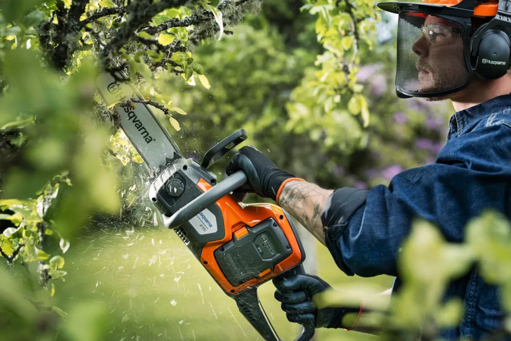 Akumulátorová píla Husqvarna 215i (bez akumulátora a nabíjačky)