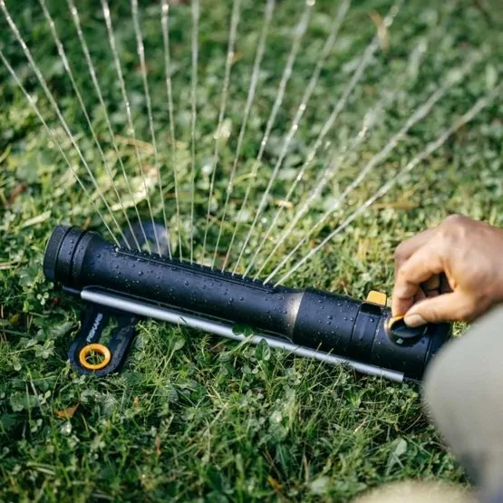 Oscilujúci zavlažovač Fiskars (S-M) Comfort