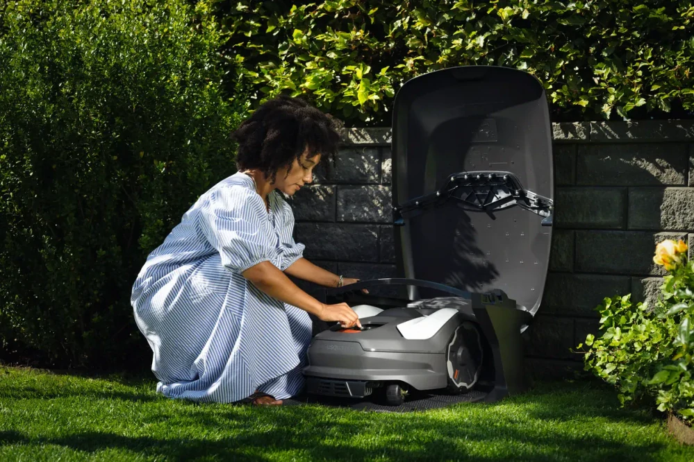 Kryt nabíjacej stanice HUSQVARNA AUTOMOWER® 305E NERA, 310E NERA, 405XE NERA, 405VE NERA, 410XE NERA, 410VE NERA, 320 NERA, 430X NERA, 430V NERA, 450X NERA, 450V NERA