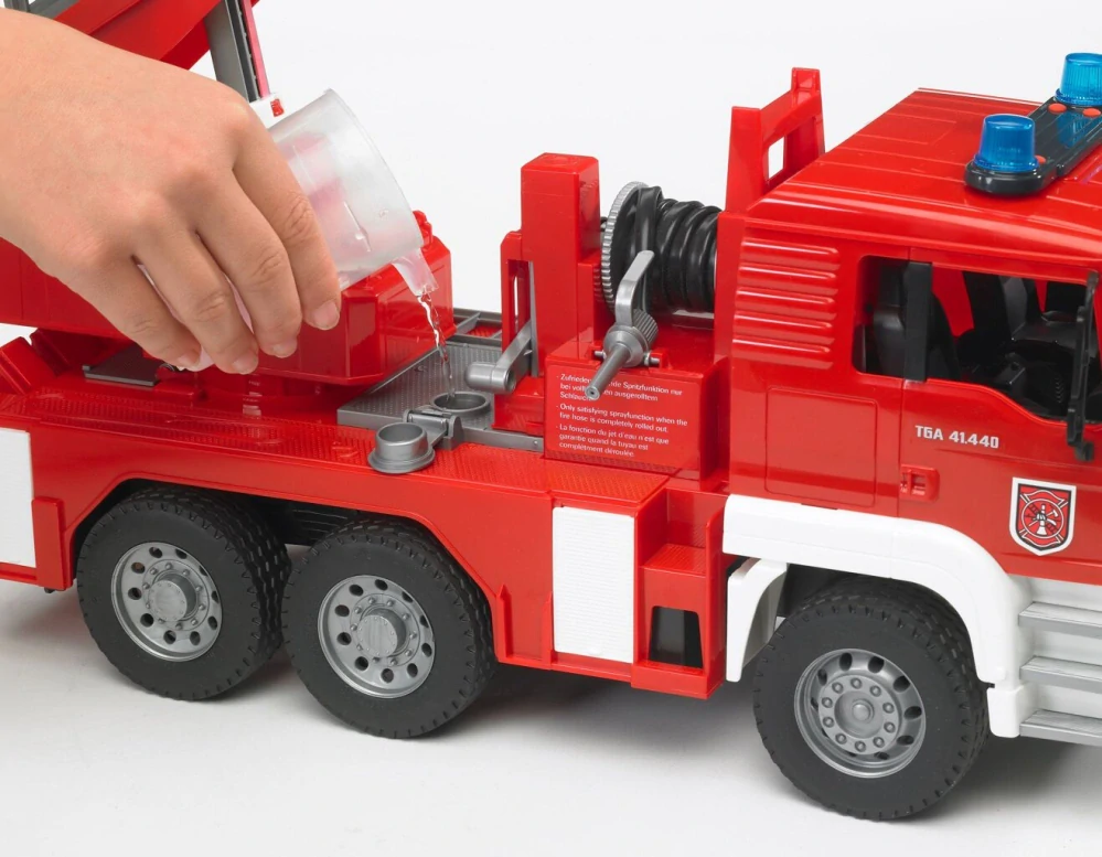 Nákladné auto MAN s požiarnym rebríkom a sirénou - Bruder 2771
