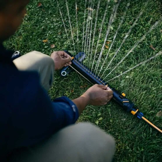 Oscilujúci zavlažovač Fiskars (S-M) X-series