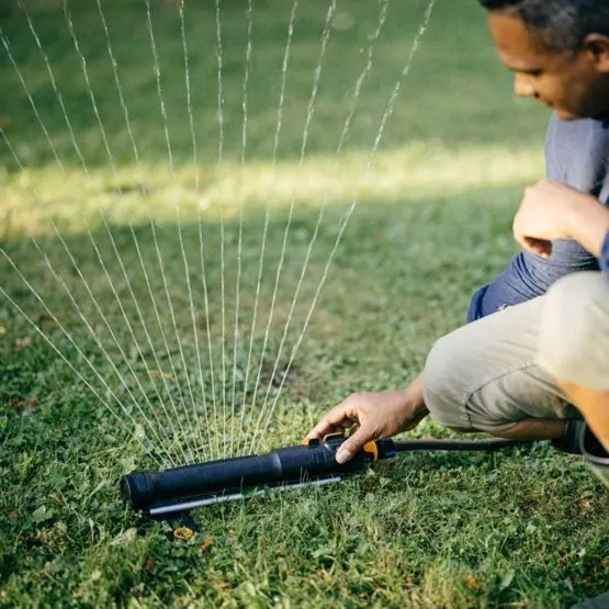 Oscilujúci zavlažovač Fiskars (S-M) Comfort