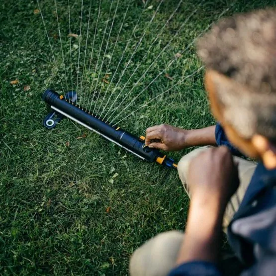 Oscilujúci zavlažovač Fiskars (S-M) X-series